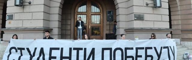 Studenti u Beogradu dele nalepnice Studenti pobeđuju, ispred Skupštine transparent vlasti
