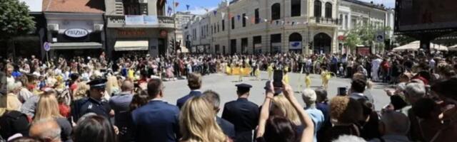Spektakl u Šumadiji: Njih dvoje na čelu kolone (VIDEO)