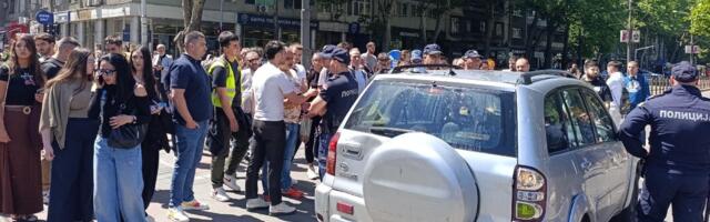 „Vučić optužio studente i druge demonstrante da žele da unište zemlju“: AP o incidentu na protestu u Beogradu