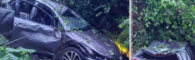 Ima povređenih: Automobil sleteo u kanal - zgužvan kao konzerva (FOTO)