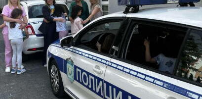 Policajci posetili mališane u Prihvatilištu za decu Zvezdara - uručili im poklone i izmamili osmehe: "Briga o deci je zajednička odgovornost svih nas"