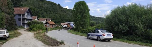 Prve fotografije i snimci saobraćajne nesreće u Gadžinom Hanu: Vozilo završilo na krovu i preprečilo put (FOTO/VIDEO)
