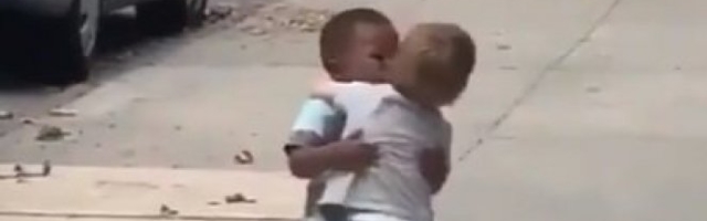 (VIDEO) Ovaj snimak dečaka pogledalo je skoro 20 MILIONA LJUDI, a kada ga bolje pogledate, biće vam jasno i zašto