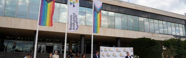 Ispred Palate Srbija u prisustvu ambasadora podignuta LGBT zastava