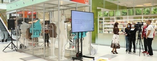 Kragujevac: Otvorena Prazna prodavnica kojoj građani doniraju garderobu za najugroženije