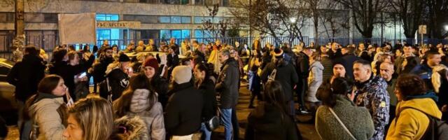 Skup podrške ispred OŠ "Đorđe Krstić" u Žarkovu (VIDEO)