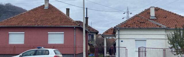 U kući pronađeno beživotno telo muškarca i njegovih roditelja, forenzičari u potrazi za dokazima