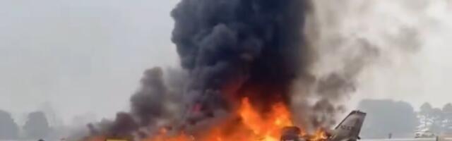 Stravični snimci! Avion pao pri sletanju, plamen progutao letelicu – strahuje se da nema preživelih (VIDEO)