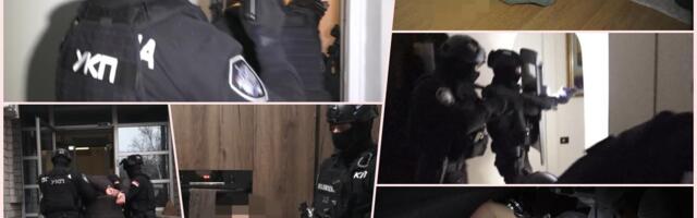 POGLEDAJTE KAKO POLICIJA HAPSI OSUMNJIČENE ZA ŠVERC DROGE! Razvaljuju vrata ovnom, vezuju ih lisicama dok su u gaćama (video, foto)