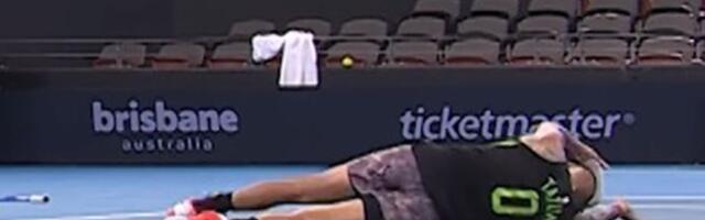 Nik Kirjos igrao u dresu poznatog NBA košarkaša, pa "poljubio patos" i nasmejao sve: "Kao džak krompira..."