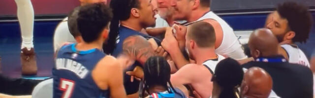 (VIDEO) Jokić totalno pobesneo, ovakvog ga nikad niste videli: Krenuo da bije rivala zbog užasnog poteza