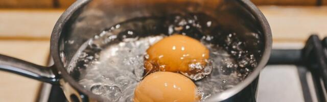 Bakin trik za kuvanje jaja bez pucanja: Samo jedan metod je pravi za ljusku jaku kao stena
