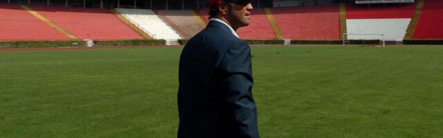 Zar ovako pred kamere, u zemlji mode? Bivši trener Zvezde privukao pažnju neobičnim stajlingom /VIDEO/