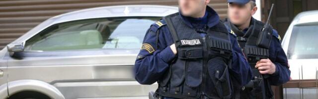 Može li bizarnije od ovoga?! Gađali komšinicu kamenjem, pa jedan krvnički ujeo policajca
