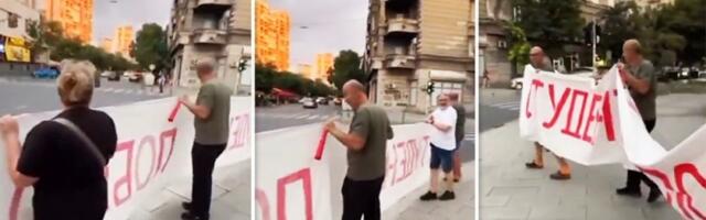 I Bog je digao ruke od vas, pa što ne bi i narod?! Šaka jada blokirala Zemun: Razvili smešan transparent, pa se obrukali za sve pare (VIDEO)