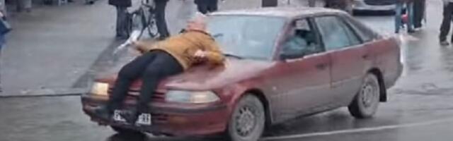 "Od kada je dozvoljeno gaziti ljude na pešačkom": Vučiću odgovorio čovek kog je pomahnitali vozač nosio na HAUBI