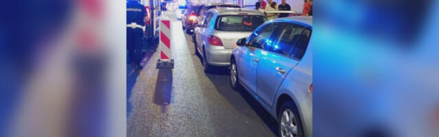 LANČANI SUDAR U TUNELU LAZ Tri osobe povređene (FOTO)