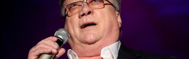 "TATA, NEMOJ SE LJUTITI NA NAS..." Sin Halida Bešlića podelio emotivnu sliku sa ocem i unucima iz bolnice (FOTO)