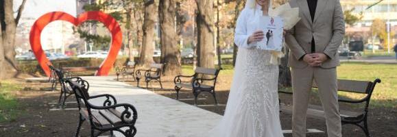 STAZA ZA MLADENCE! Budući bračni parovi dobili su ispred opštine Novi Beograd Stazu ljubavi, mesto za šetnju i fotografisanje posle venčanja (FOTO)