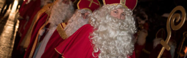 Деда Мразови и вилењаци опљачкали продавницу у Монтреалу