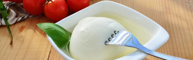 Zašto NIKADA ne treba da bacate vodu iz mocarele? 4 genijalna trika kako da iskoristite ovu tečnost