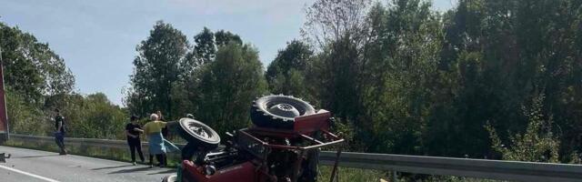 Nezgoda na putu Žabalj - Čurug: Prevrnula se traktorska prikolica