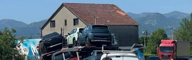 Kamion s fijat pandama sleteo s puta: Saobraćajna nezgoda na magistralnom putu Podgorica-Bar (FOTO)