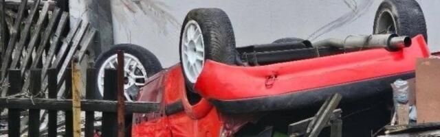 TEŽAK UDES KOD NOVE VAROŠI! Automobil sleteo s puta, pa uleteo u dvorište i prevrnuo se na krov - JEZIV PRIZOR! (FOTO)