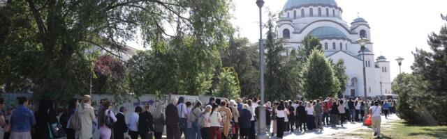 Gest sveštenika zadivio vernike! O ovoj sceni ispred Hrama Svetog Save dugo će se pričati: "Mogao je, ali..." (VIDEO)