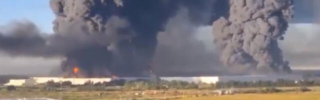 Ukrajinski dron ubio sedam radnika u logističkom centru: Izbio ogroman požar (VIDEO)