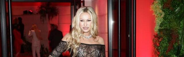SVE OČI UPRTE U GOLU RADU MANOJLOVIĆ: Pevačica u providnoj haljini, bez brusa, prisutnima POPADALE VILICE! (FOTO)