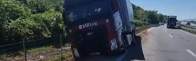 KAMION SLETEO SA PUTA KOD ALEKSINCA: Zbog nezgode prohodna samo brza traka! (VIDEO)