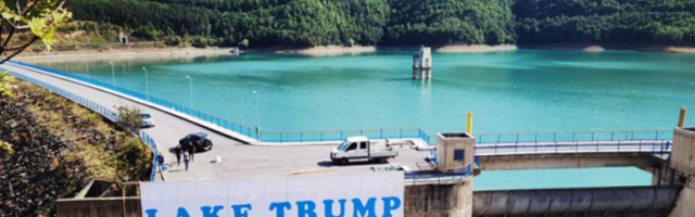 Срби са Космета поставили транспарент подршке Трампу на брани језера Газиводе