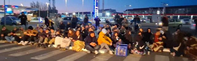 FOTO, VIDEO Novosadski studenti tokom noći blokirali GSP: Policija jutros uklonila blokadu