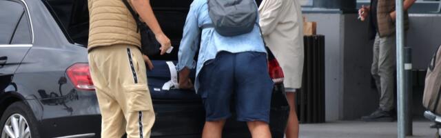 Pez trunke šminke i potpuno bleda: Pevačica uhvaćena sa mužem nakon što je rodila blizance