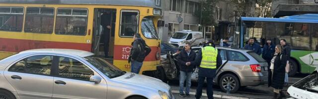 Sudar tramvaja i automobila u Bulevaru kralja Aleksandra, vozač ostao zaglavljen u vozilu