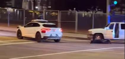 Ovo nema ni na filmu! Begunac na zemlji, policija izvadila pištolje, a onda se pojavio robotaksi