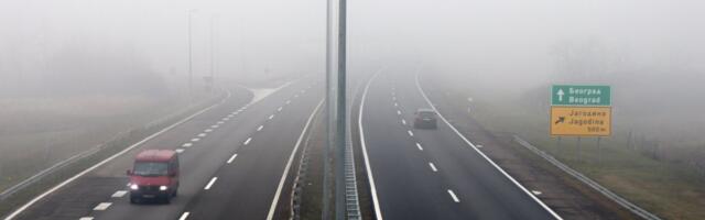 Da li je ovo bahatost za volanom i ugrožavanje drugih? Magla "stisla", a on ne zna gde je krenuo