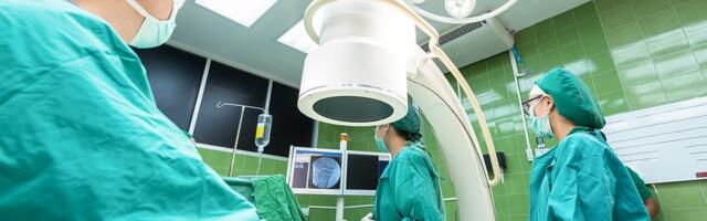 Čovek jedva preživeo BIZARNE IGRARIJE u krevetu: Lekari u čudu, pogledajte šta su IZVUKLI iz njegovog stomaka!