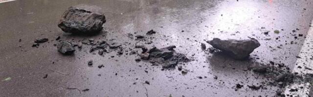 Drama na Ibarskoj: Nekoliko tona krupnog kamenja odronilo se i obrušilo na put (FOTO)