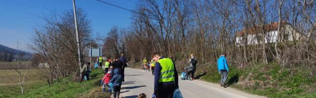 Prelepa slika iz sela Rakova kod Čačka: Meštani očistili smeće pored puta, u akciji učestvovali i najmlađi