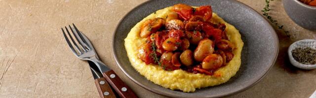 Nutritivno savršena večera: Ragu od leblebija i pečuraka na kremastoj palenti bez kapi ulja