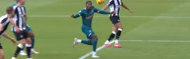 “Crne mačke” ulovile “svrake”: Njukasl je u ponoru – Brajan Brobi u 90. minutu za veliku pobedu