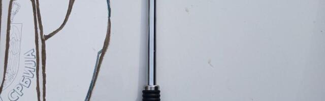 GRUPA BLOKADERA S MOTKOM DOŠLA NA BIRAČKO MESTU KOD KLADOVA: Policija im u autu BG tablica našla palicu (FOTO)