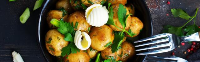 Lako i ukusno: Mladi krompirići sa lukom