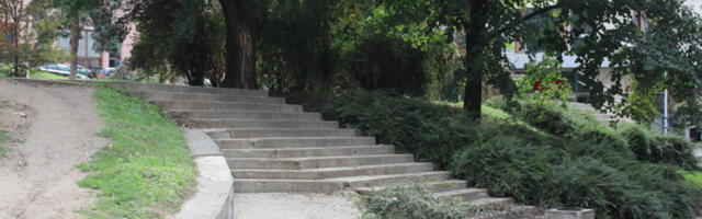 ČOVEK SEO NA KLUPU DA ODMORI, PA PREMINUO: Tragedija u Zemunu