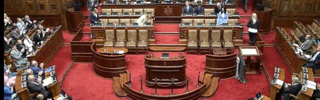 Počela sednica o nepoverenju vladi, premijer i ministri u sali