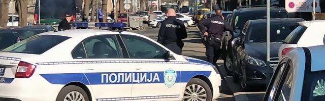 Dramatičan snimak: Čovek prelazi ulicu, udara ga autobus