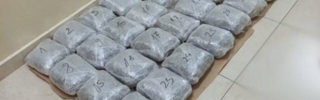 SLUŽBENIM VOZILOM PREVEZAO OKO 33 KILOGRAMA MARIHUANE! UhapšenI policajac i njegova prijateljica BRANILI SE ĆUTANJEM