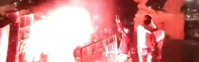 TROJICA GAĐALA MALOLETNIKA BAKLJAMA U NOVOM SADU! Policija našla nasilnike ali i mačete i drvene palice